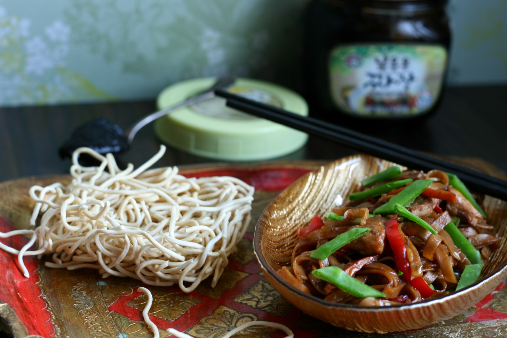 Asia-Nudeln mit Gemüse, Fleisch und leckerer Sauce