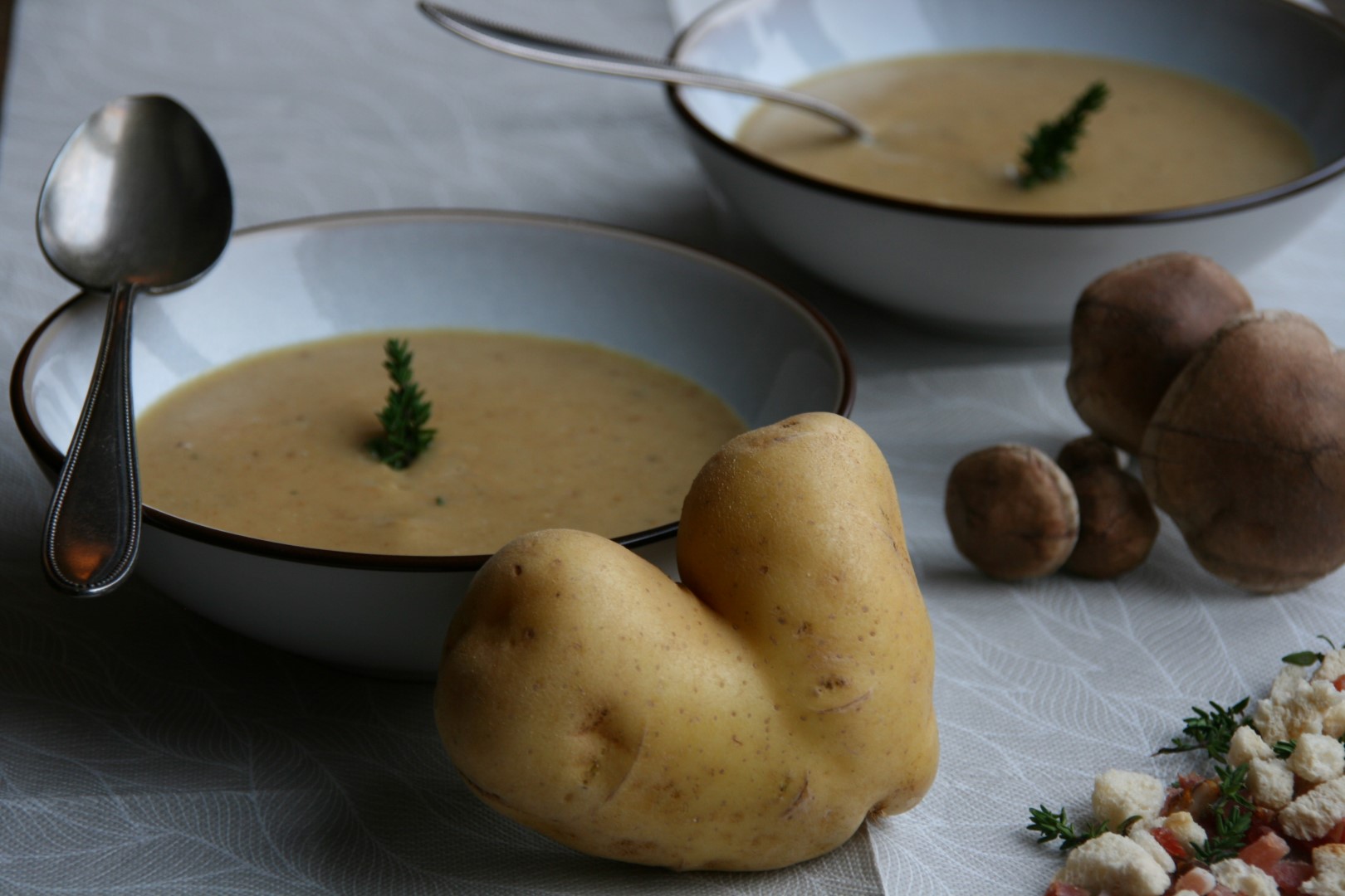 Kartoffel-Steinpilz-Suppe mit Thymian-Speck-Croutons