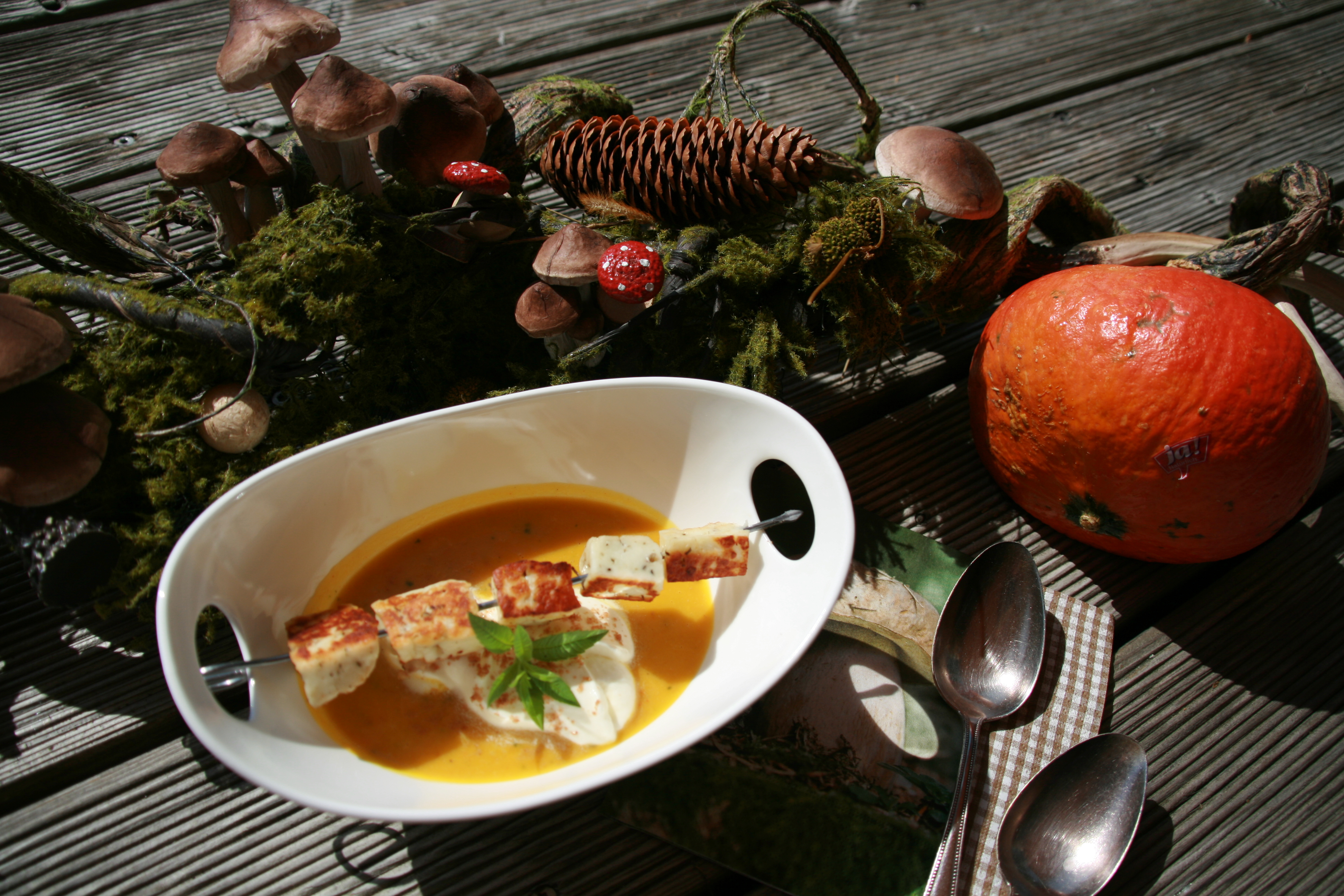 Kürbis-Zucchini-Suppe mit Spekulatius-Bröseln und Halloumi-Spieß